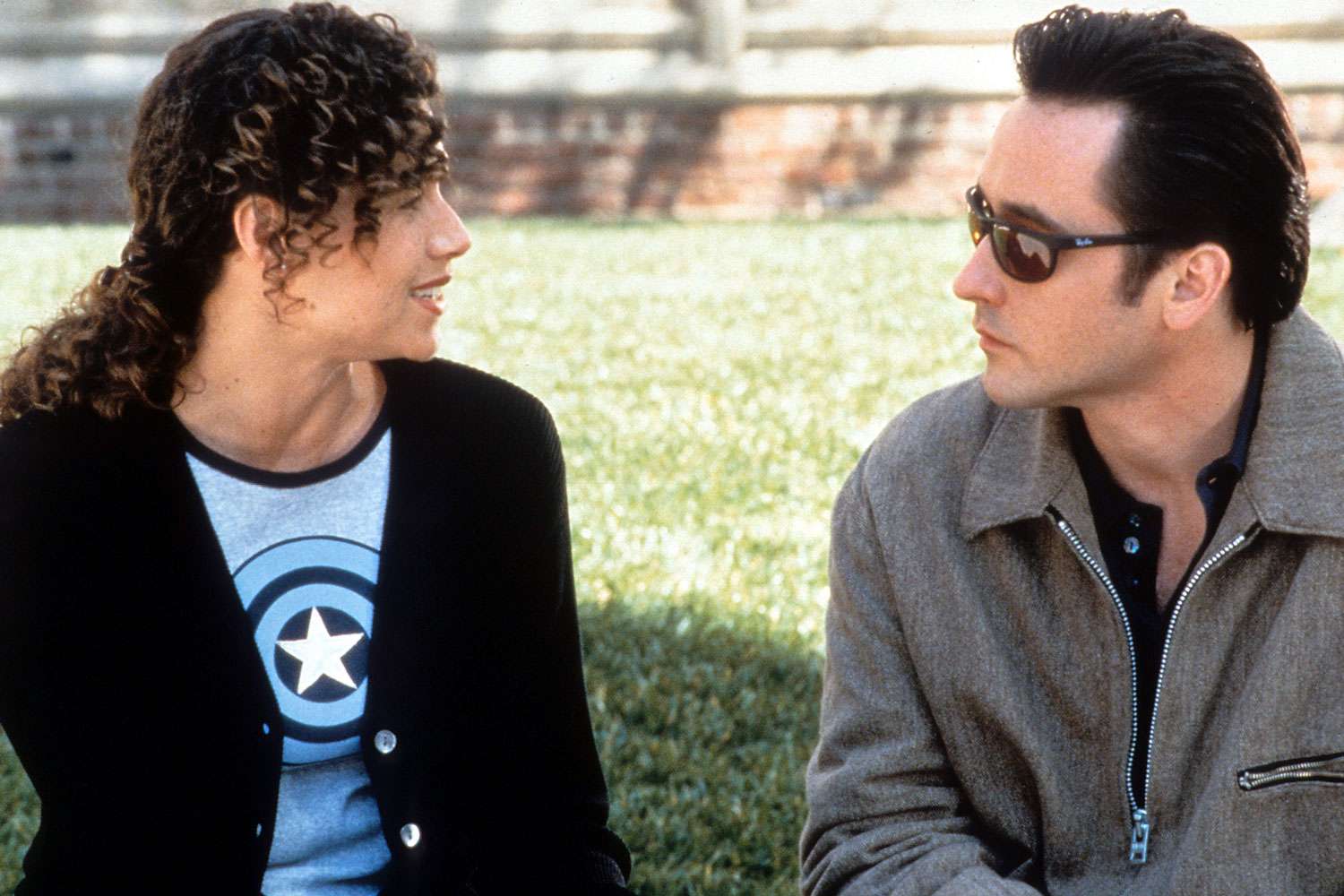 Minnie Driver talks with John Cusack in a scene from the film 'Grosse Pointe Blank', 1997