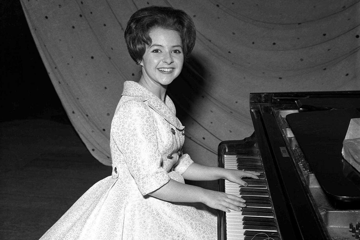 Brenda Lee, posed, backstage, playing piano, 1960.