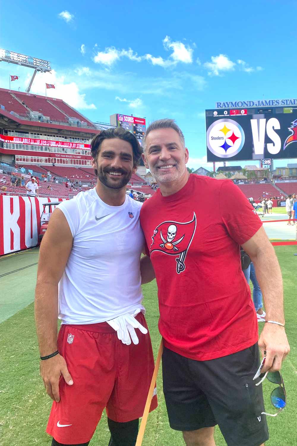 Kurt Warner with his son Kade Warner before making his NFL debut with the Tampa Bay Buccaneers.