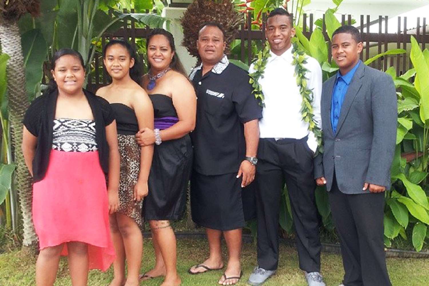 Tua Tagovailoa poses for a family photo with his parents Diane and Galu and siblings Taulia, Taysia and Taylor in July 2014 in Hawaii.