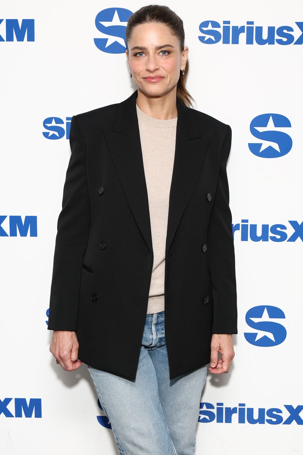 Amanda Peet attends SiriusXM's Town Hall with the cast of 'Your Friends & Neighbors' hosted by Andy Cohen 